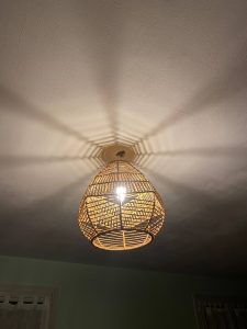 Pose d’un luminaire suspendu lors d’une intervention de bricolage à Dijon
