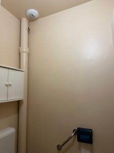 Installation d’une bouche d’extraction VMC dans des toilettes à Dijon