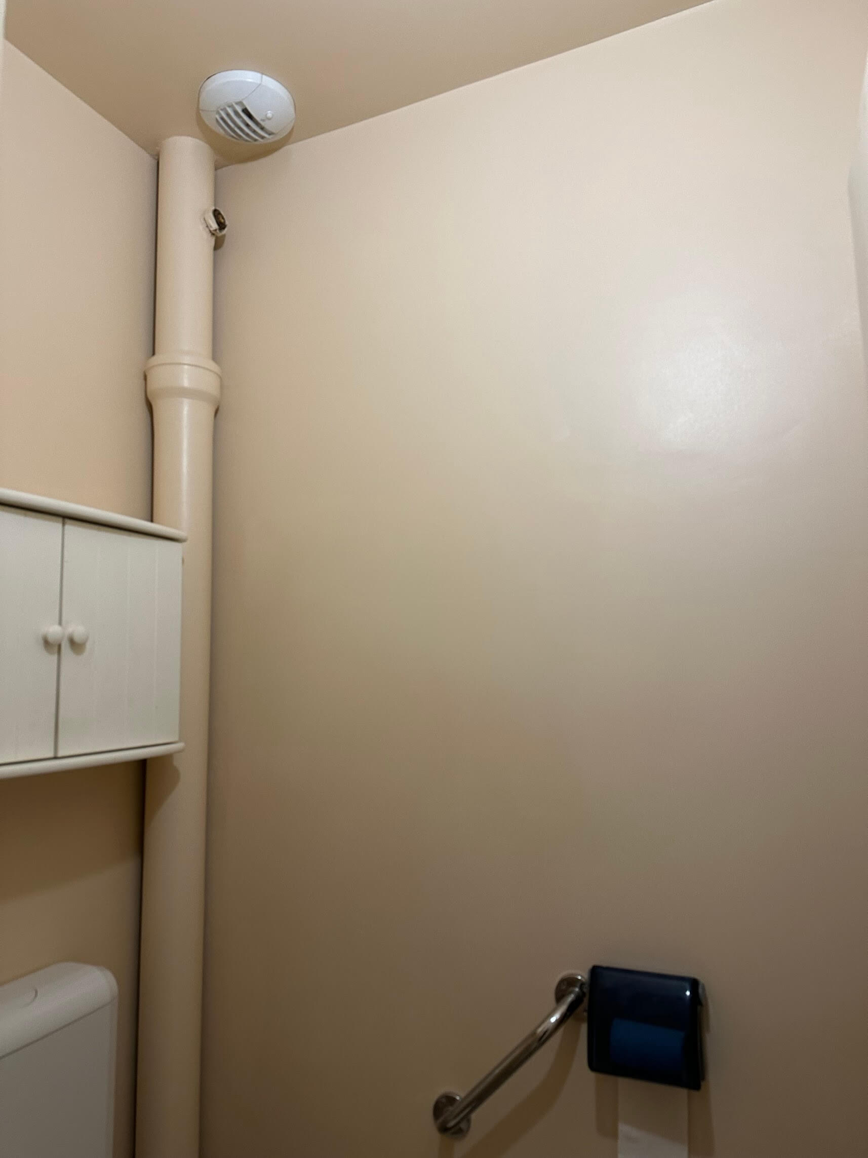 Installation d’une bouche d’extraction VMC dans des toilettes à Dijon
