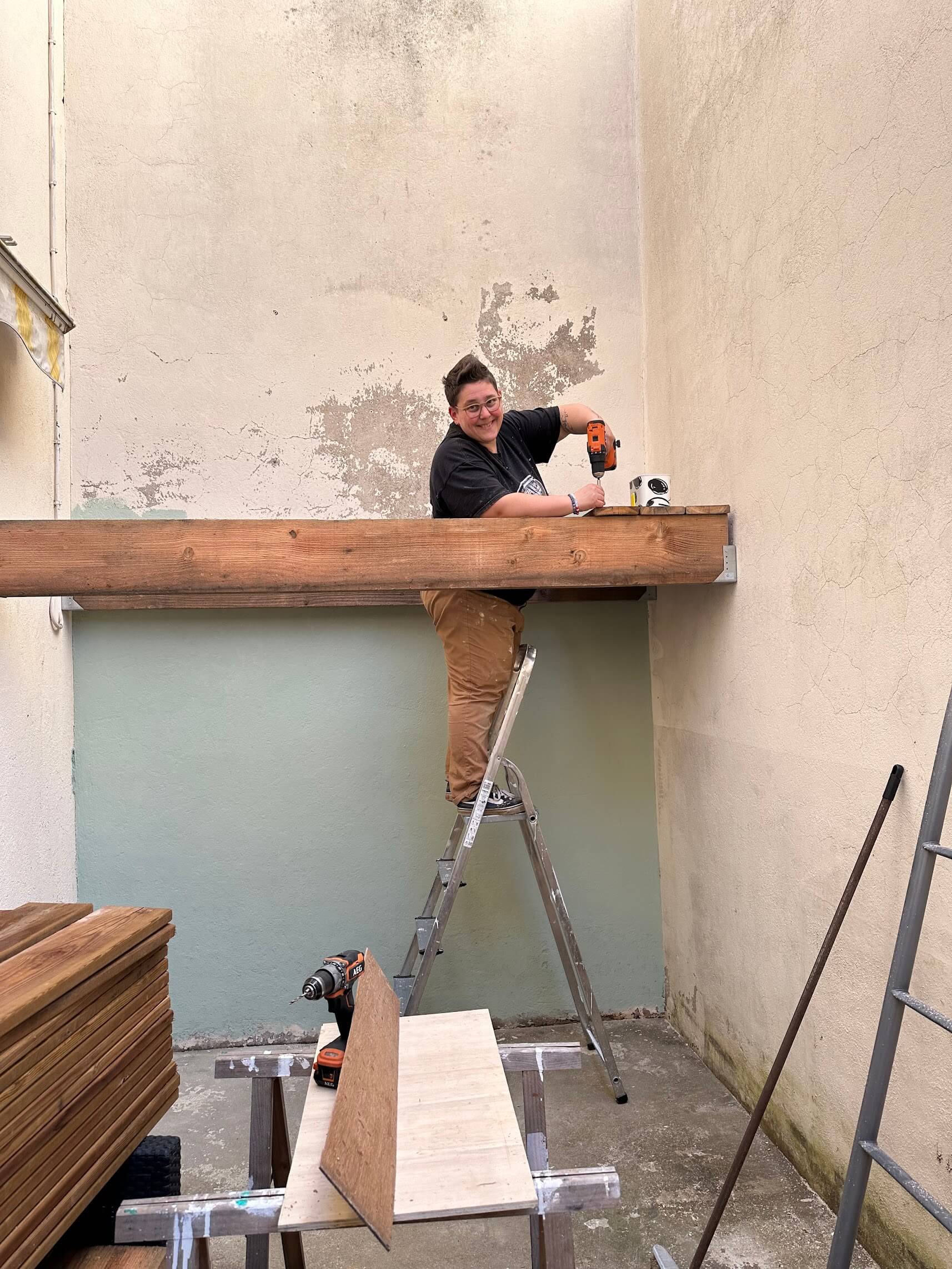 Réalisation d’un aménagement extérieur en bois lors de travaux de bricolage à Dijon